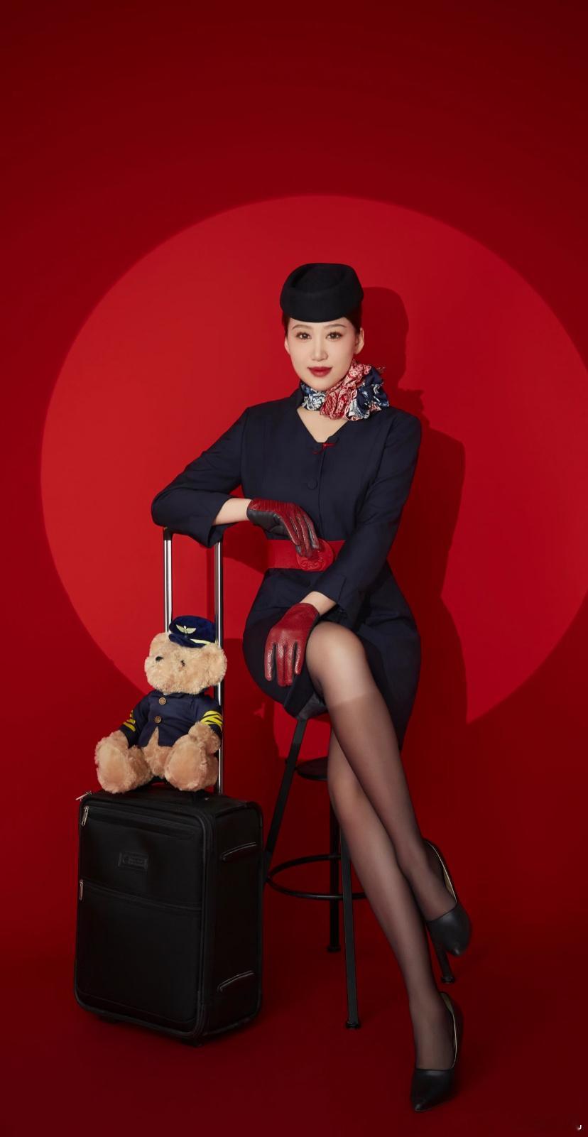 东航空姐的制服照，又美又飒。