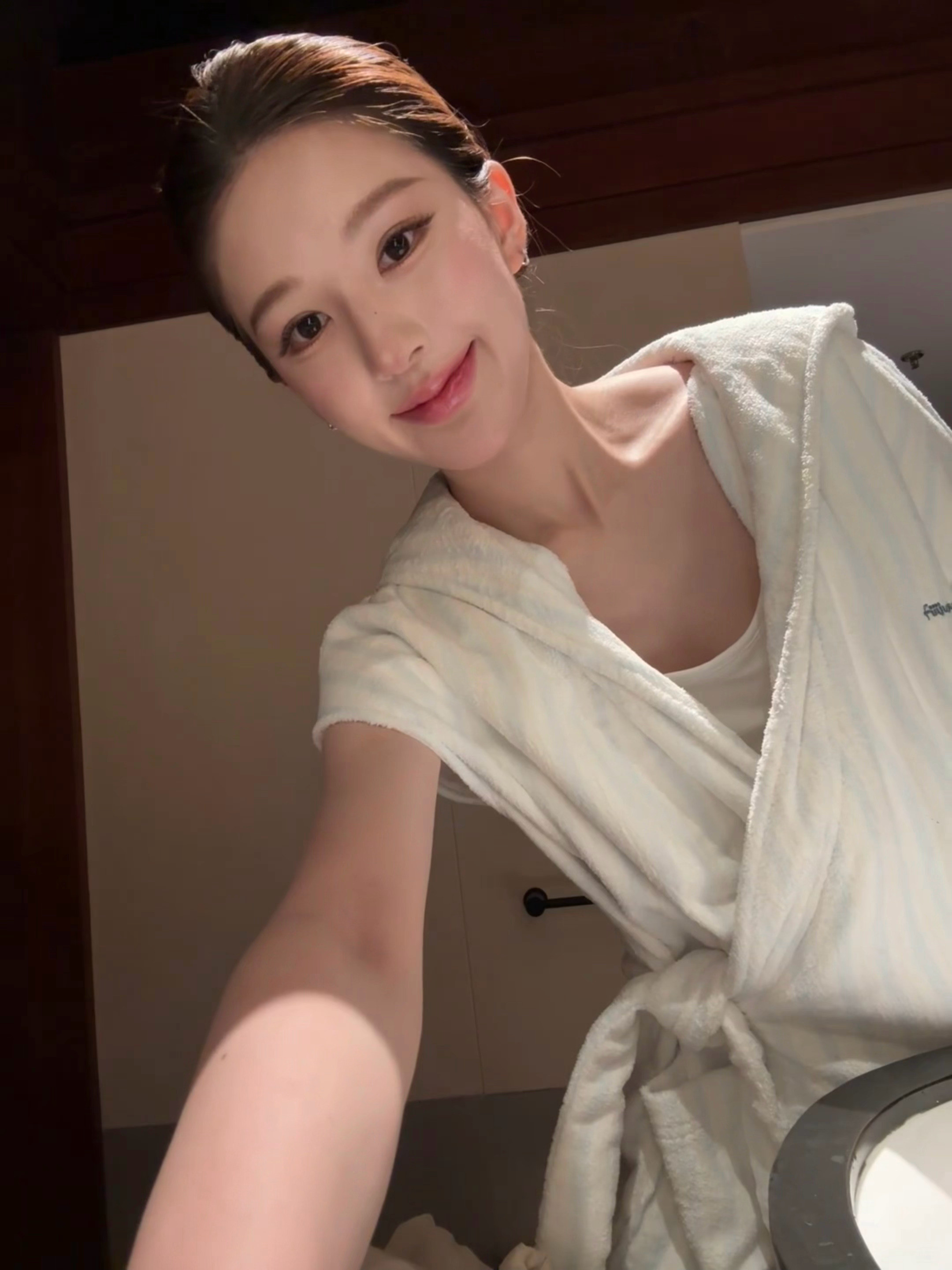 小女孩哄孩子中