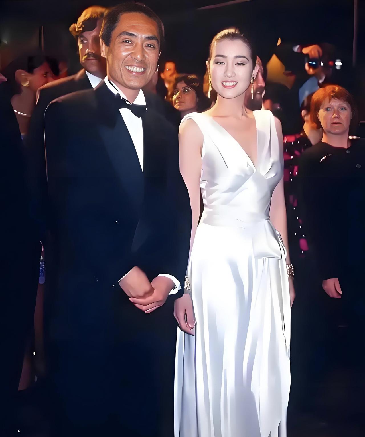 ‌张艺谋说：“结婚就是一张纸而已，没有那么重要，年纪大了才知道感情本身最重要，而
