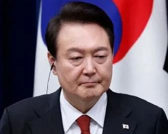 韩国总统尹锡悦能推刚推，能躲则躲，无论如何都不面对韩国各个要抓他审他的部门。其实