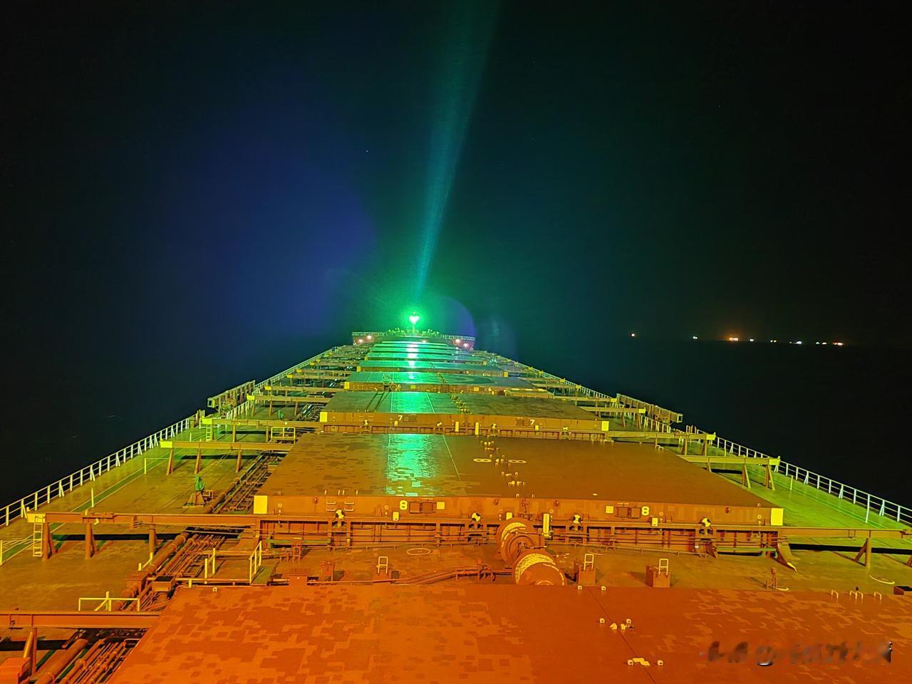 我们船舶上午就到了澳洲装货港锚地了，船员们忙活了一天，终于等来了属于自己的时刻。