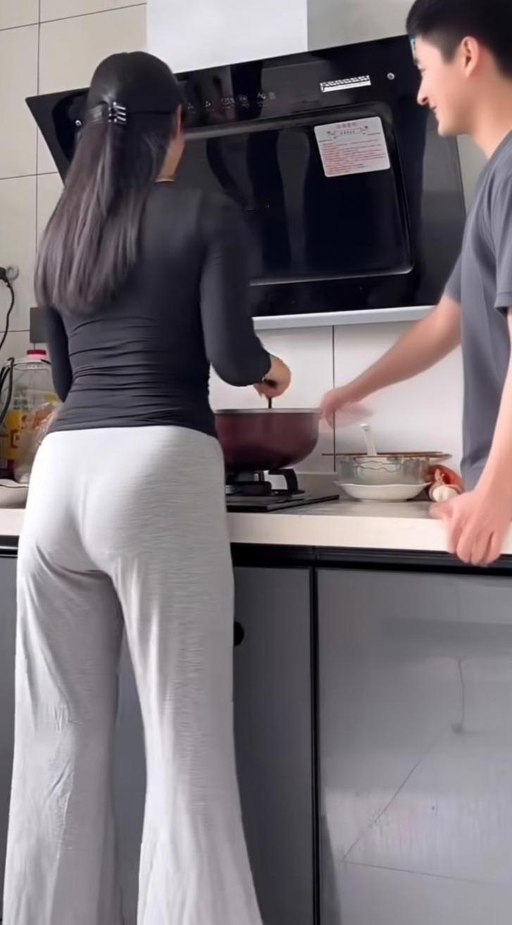 看，中午炒腊肉，让他闻香而至。