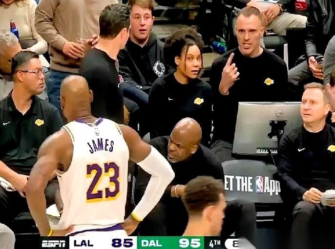 湖人教练席上这一幕，简直是年度大戏。詹姆斯自己心里门儿清，他知道那一球，自己的