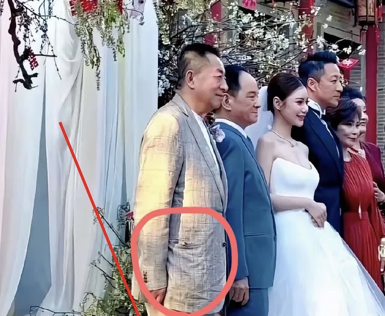 汪小菲的父亲是渣父渣夫天花板。这个评价真的一点都不夸张，汪则翰年轻时抛妻弃子，对