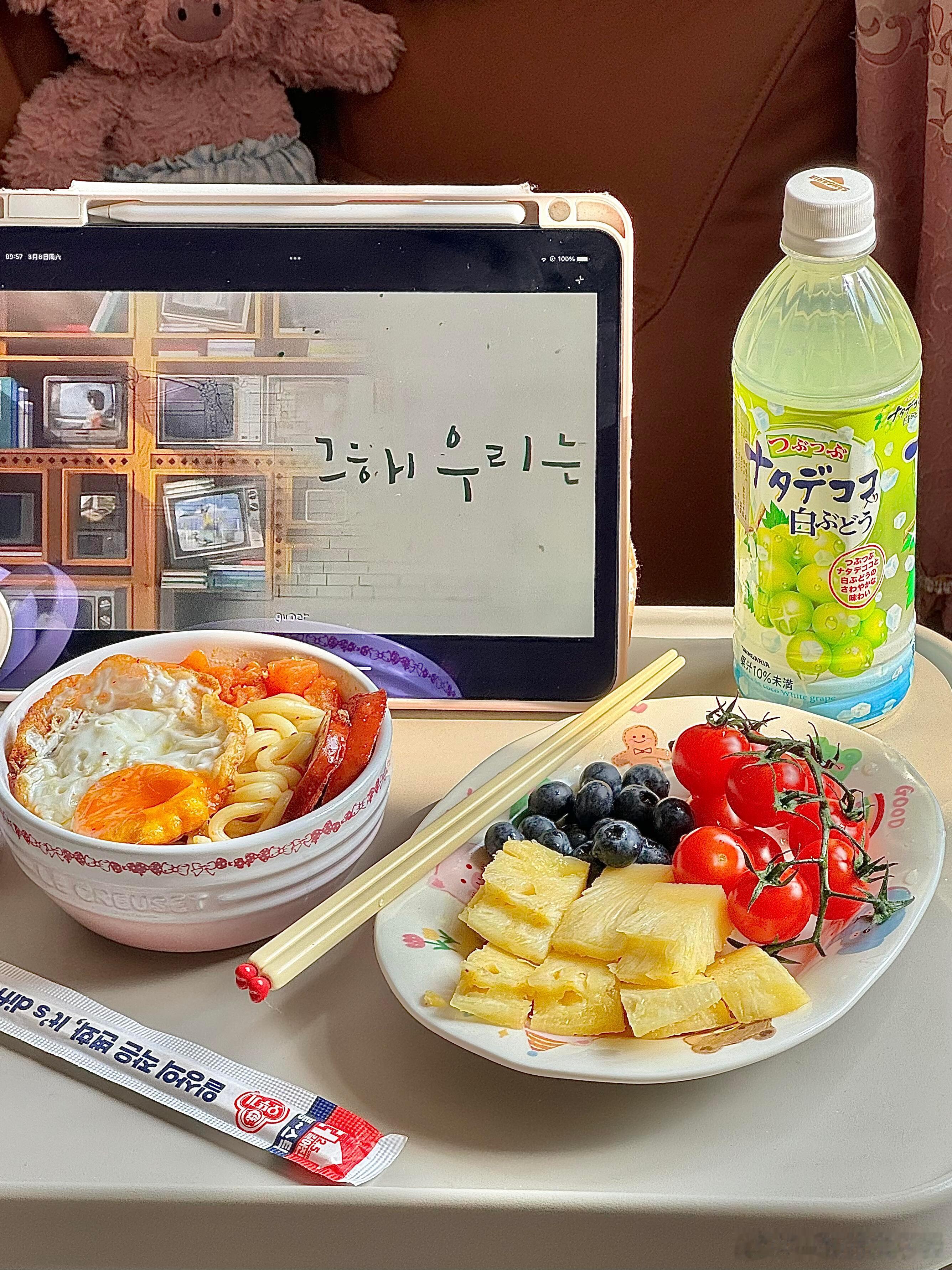 日常^_^幸福的宅家日常今日晚餐🥣：番茄🍅咖喱🍛乌冬面🍜还有麻