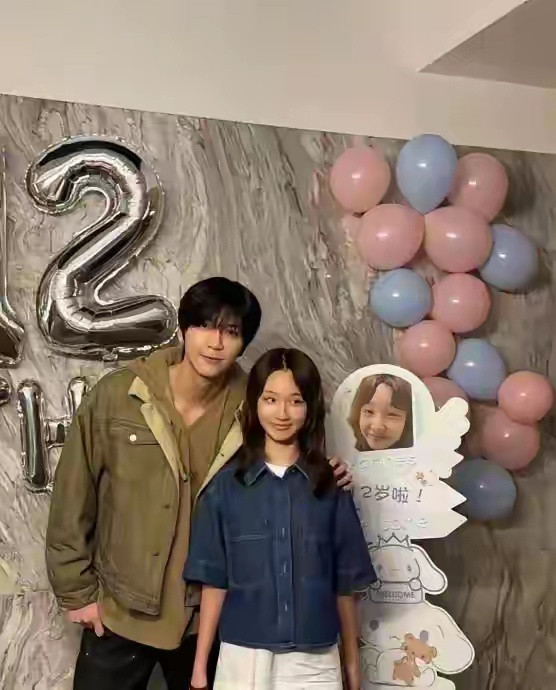洪欣一家为12岁女儿彤彤庆生母女同游英国日常曝光引热议