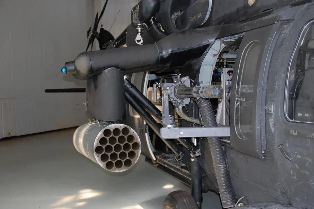 美特种兵专属MH-60M“夜行者”！H-60黑鹰家族的重武装攻击型被多个国家使