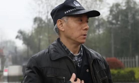 2005年，湖北的退休警官余发海在野外发现了一片荒凉的墓地，草木丛生，当他看清碑