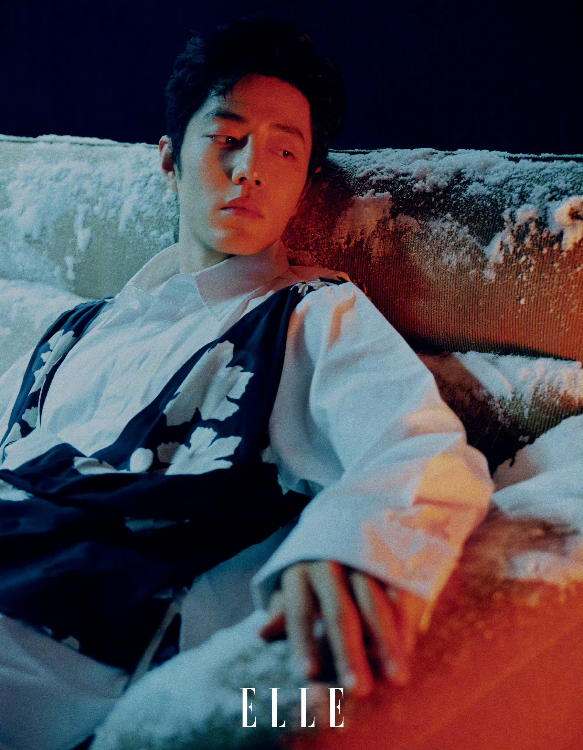 肖战杂志那冷冷的飒飒的眼神，简直迷的不要不要的