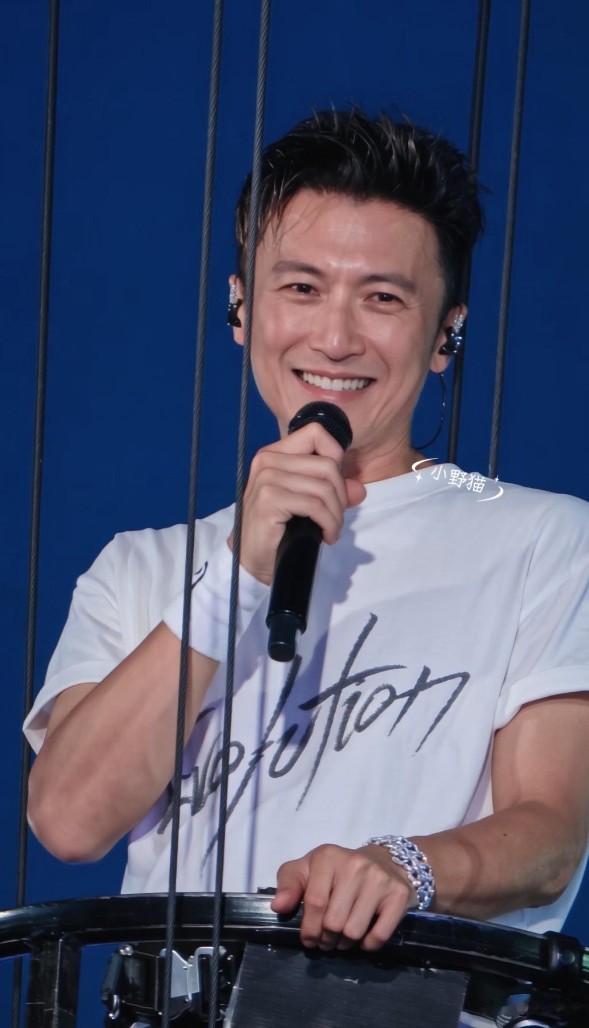 谢霆锋鸟巢两场演唱会，净赚6500万，他本人到手2200万。看完这组数字，我