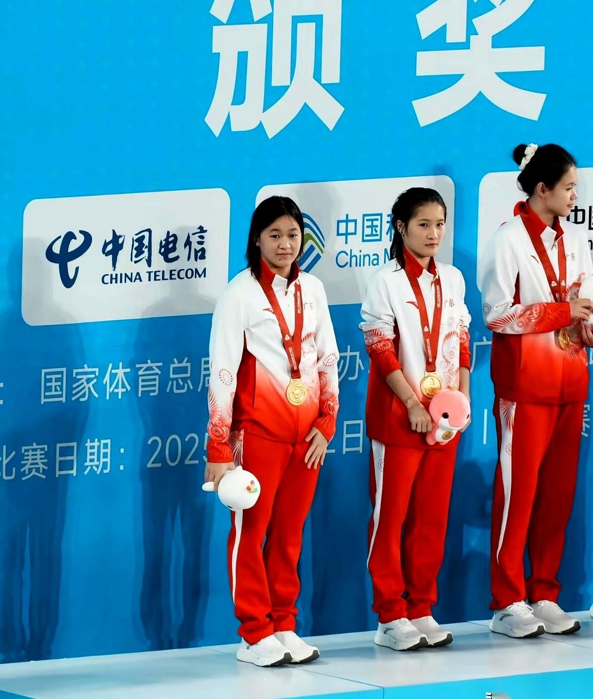 她说，不敢看。一看，心就揪着疼。她说，孩子在外太不容易了，自己要是哭了，会影