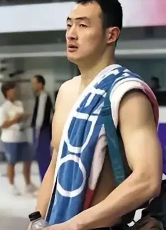 他是不是中国男子泳坛里程碑式的人物。一届奥运会连夺50米，100米蝶泳第四名
