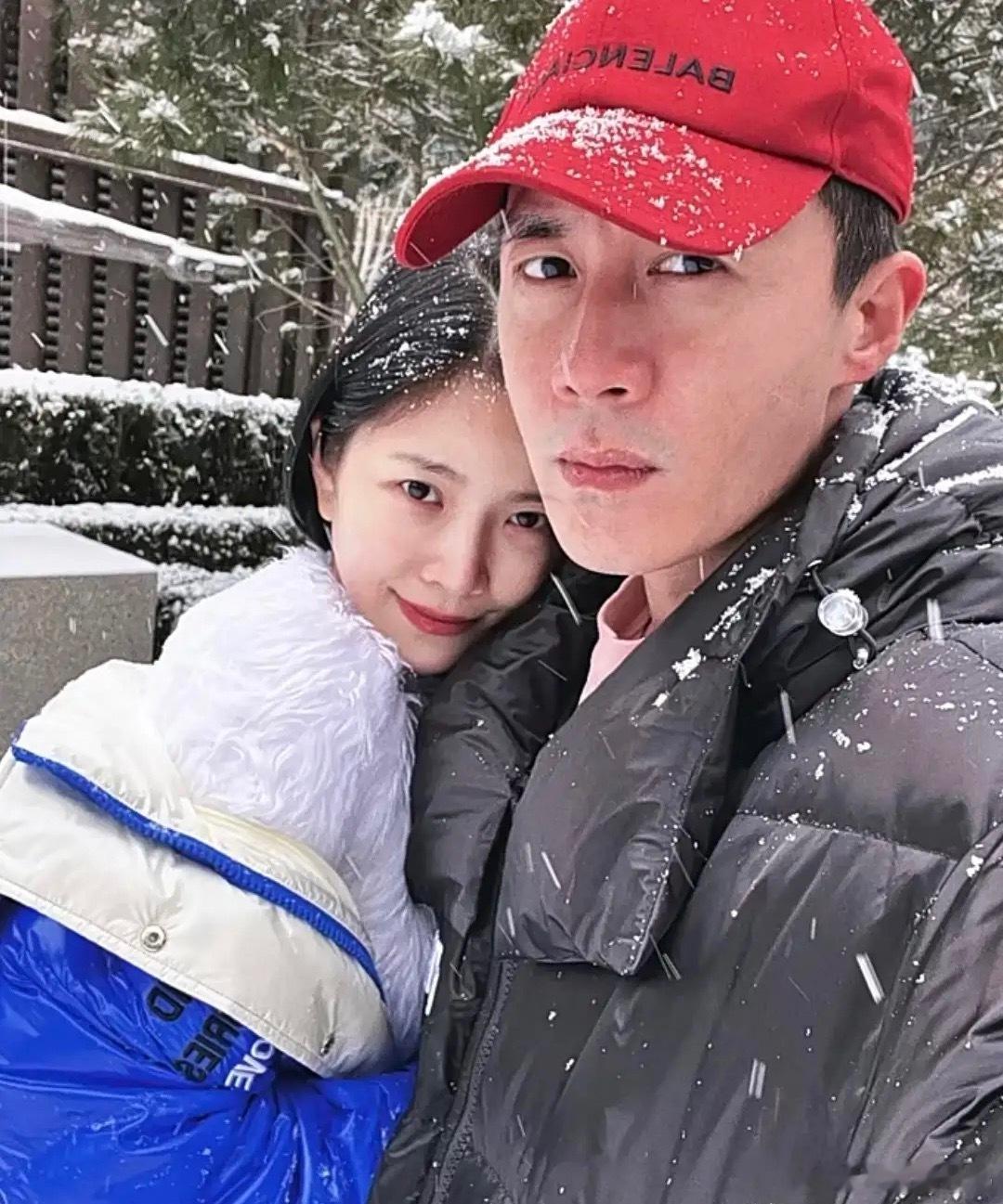 杜淳老婆晒北京初雪，王灿在小区楼下打卡拍照，在栏杆上写着“IloveDC”，