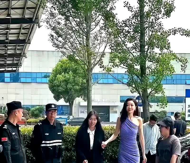 终于知道郭富城为啥当年不娶熊黛林了，这两米的气场太有压力感了！熊黛林往那