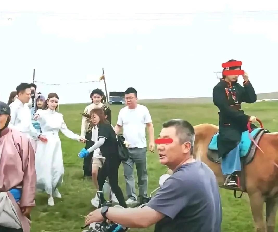 翻车了！谁能想到，路人视角的照片一曝光，这美好的表象瞬间被打破！小玥儿独自骑马，
