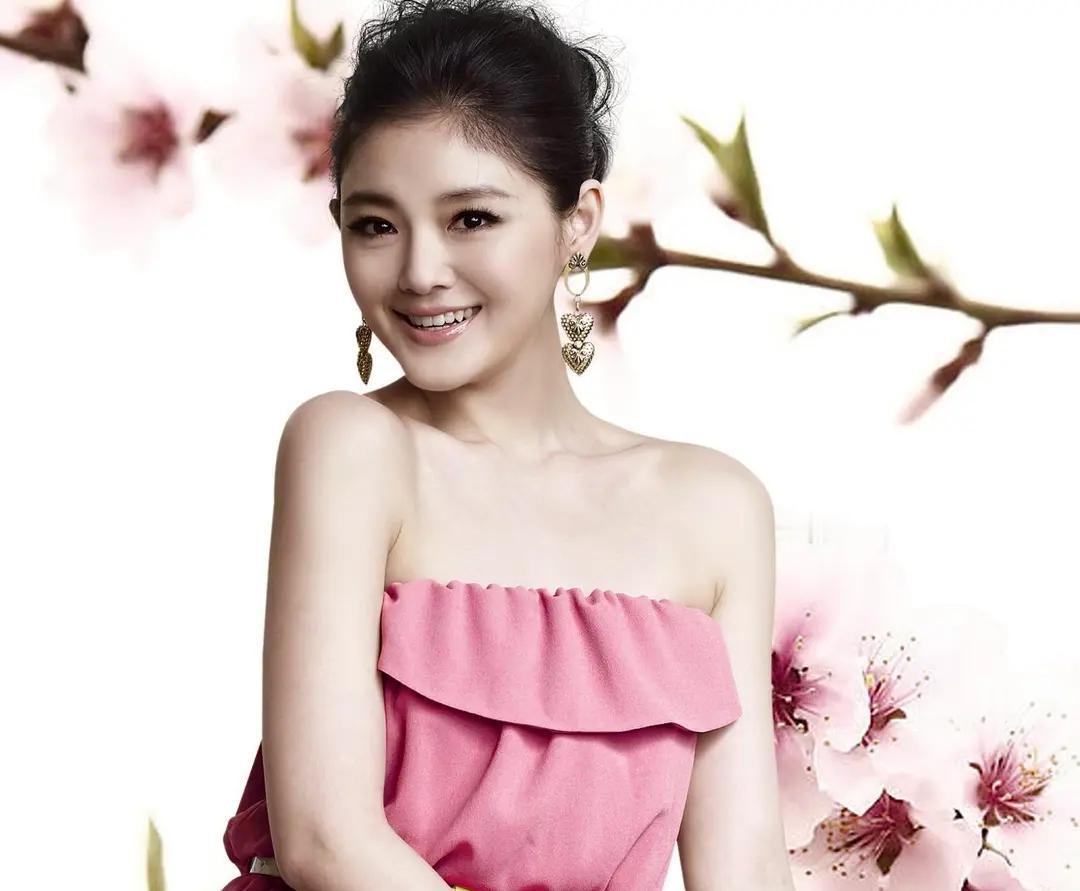 大S徐熙媛的奶奶高寿98岁，2020年离世，气质温婉，一看便是知书达理之人。当年