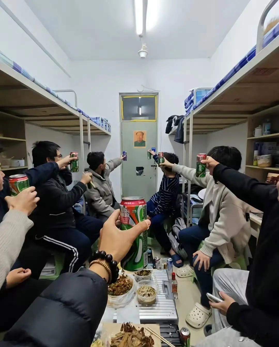 敬伟人，现在的大学生终于有了自己的思想，领悟到毛主席的英明伟大了。青年的觉醒