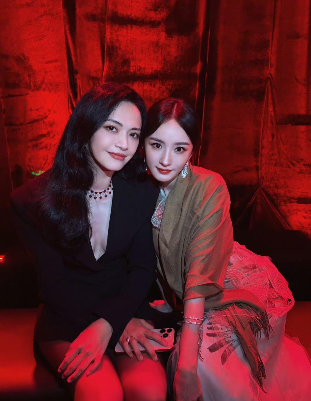 姚晨杨幂同框，姚晨的穿搭充满气质与性感，而杨幂的穿搭则一展内涵美尽显淑女小女人