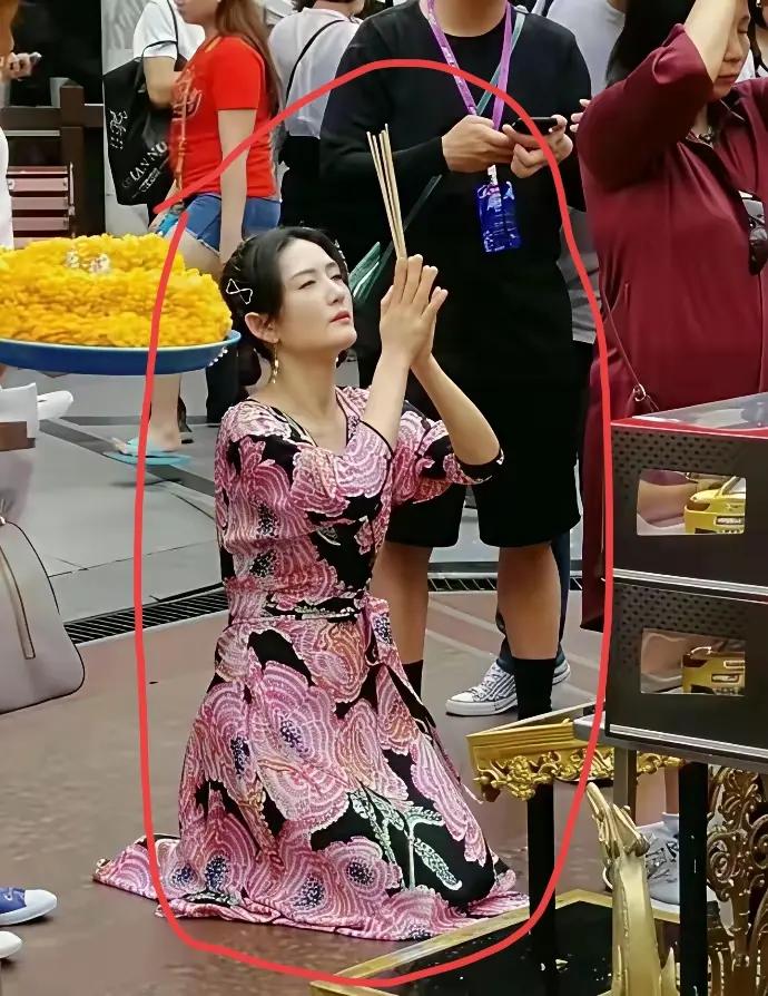 这个拜佛的女人长得好像一个明星哦