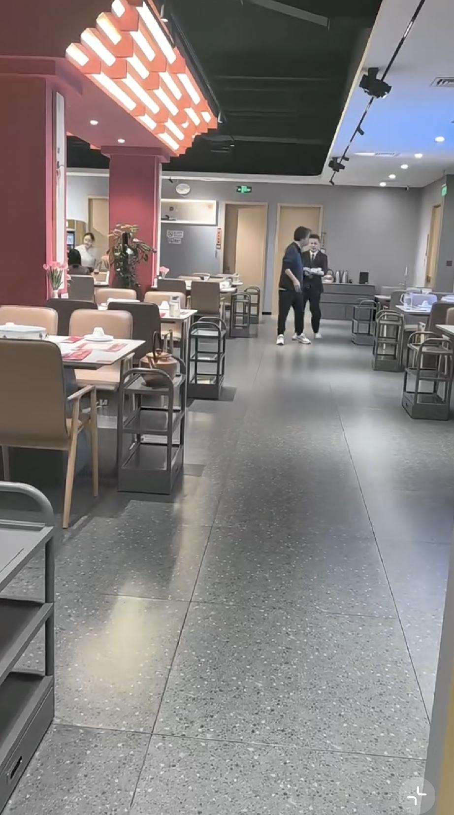 5月21日，刘震云独自到北京建国门一涮肉店吃涮肉，店员说他穿着朴素也很低调，差点