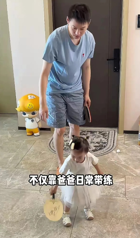 梁靖崑简直太有意思了！周雨在社交平台分享和女儿的日常，儿女双全看着超幸福。家里有
