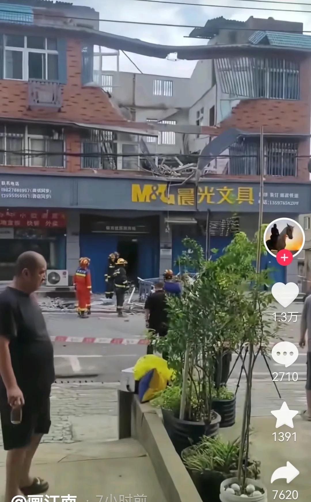 刷到湖北网友发的视频，黄石某地一个沿街商业楼被装修公司不当施工把楼给弄塌了，死了