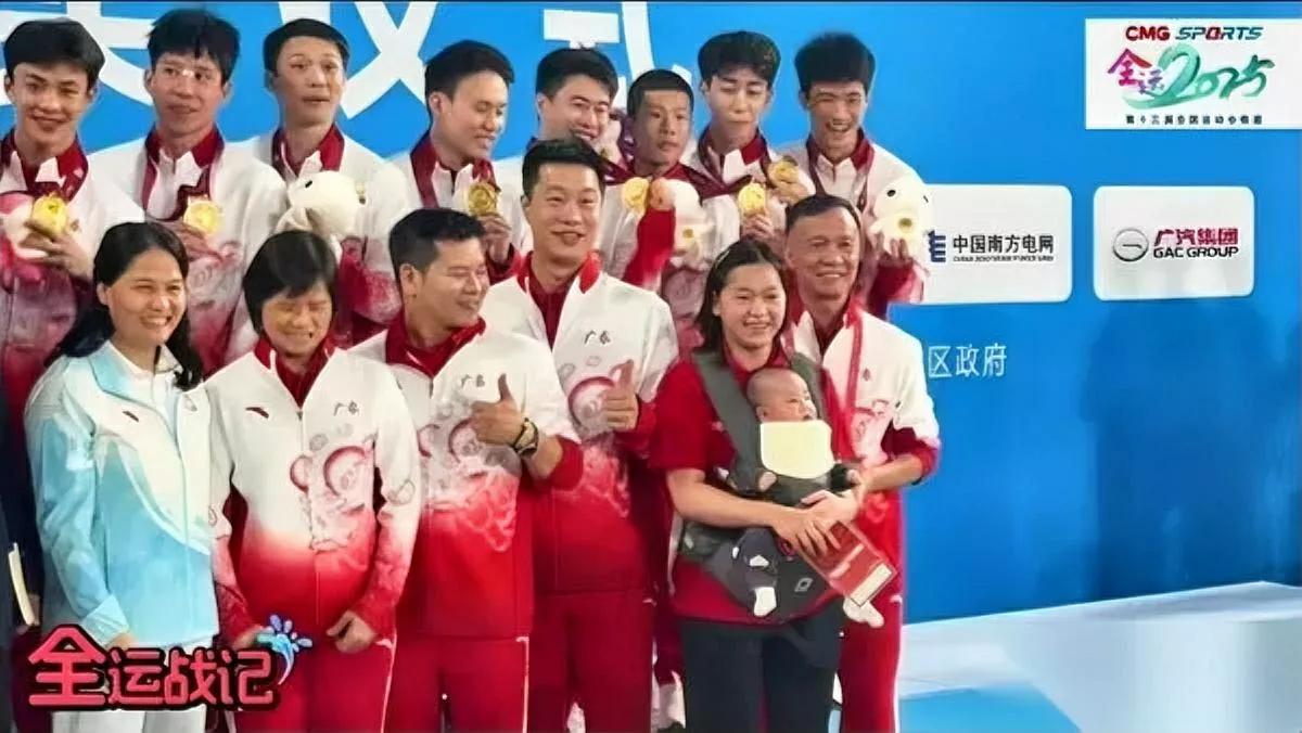 全红婵又有新身份！带娃现场曝光太圈粉谁家萌娃被她宠上天？原来奥运冠军全红