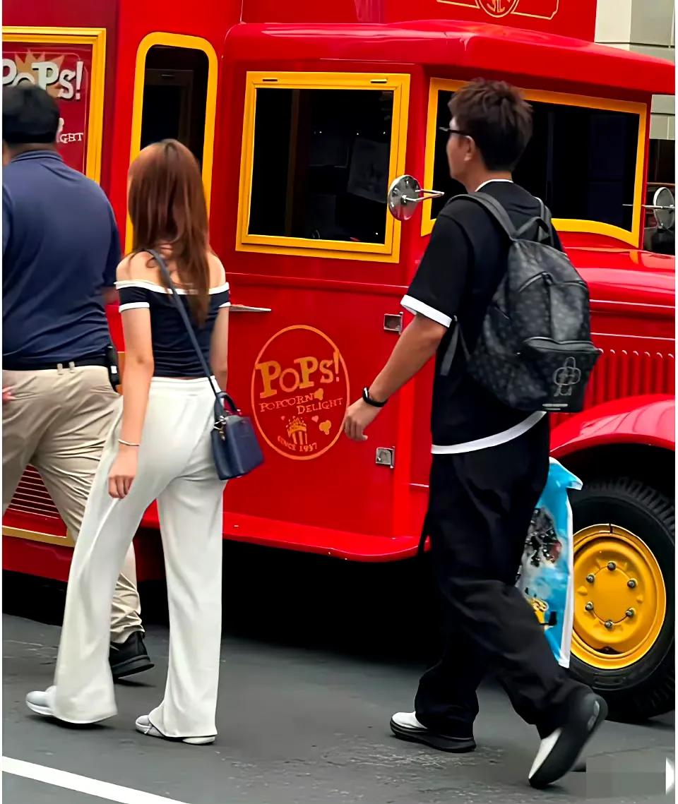 甜馨背着5万元的LV包包，与爸爸贾乃亮在新加坡旅行，爸爸胖瘦合度，颇显年轻，甜馨