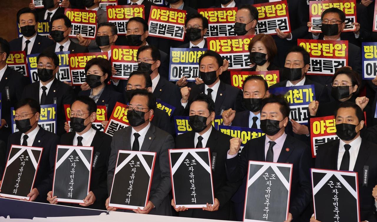 韩国媒体消息，国民力量党决定抵制李在明总统4日的国会施政演说，通过召开紧急议