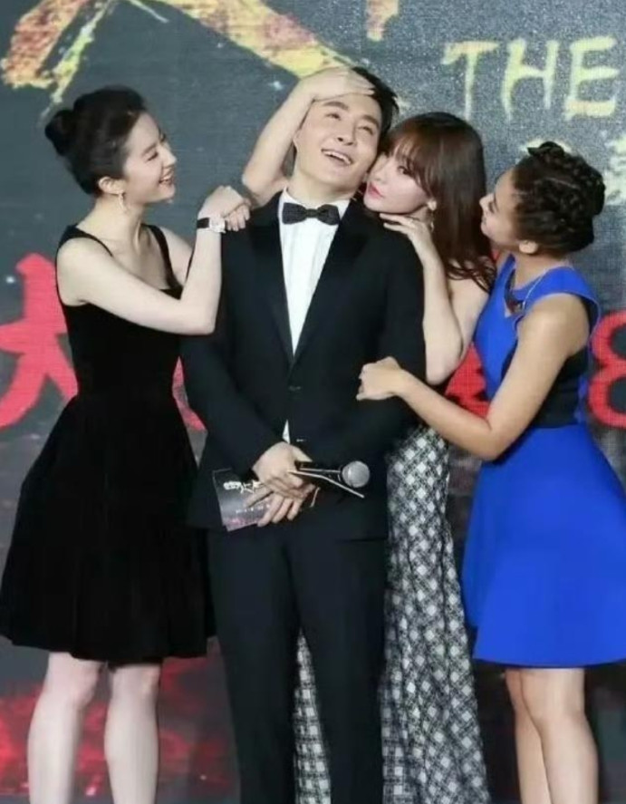 能够被刘亦菲等三位大美女亲昵，这个男人不一般啊