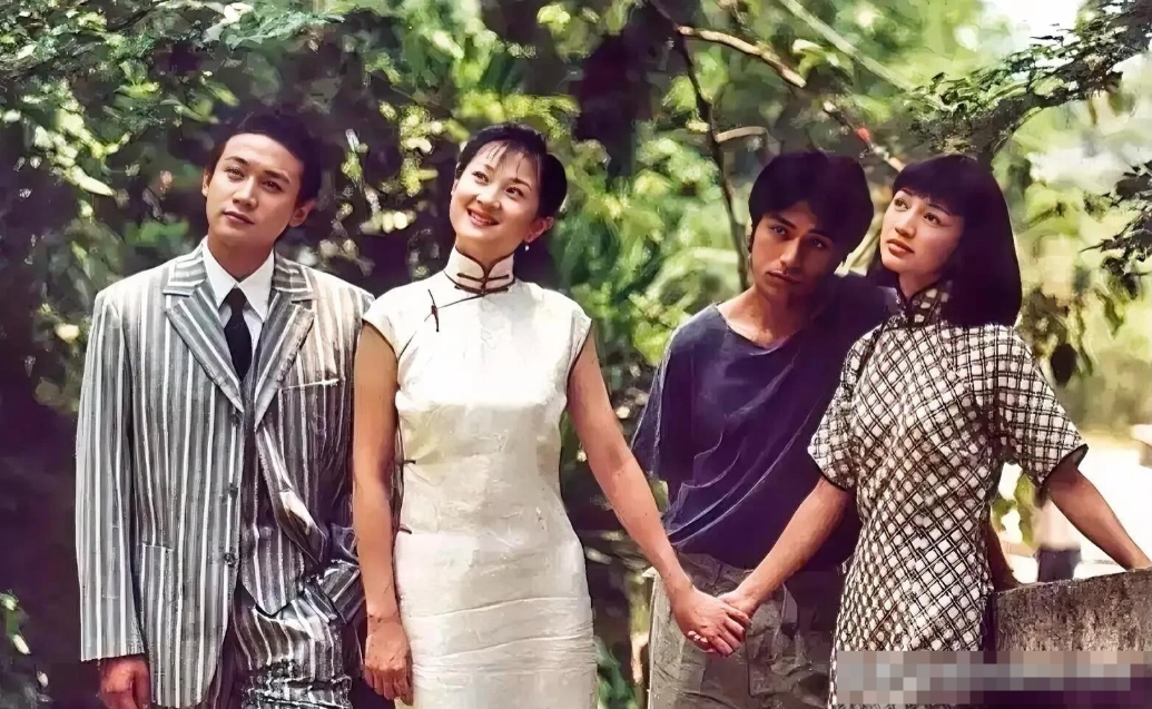 这是拍摄于20多年前的一张照片，那时他们青春，男帅女靓，真养眼！第一眼能认出右边