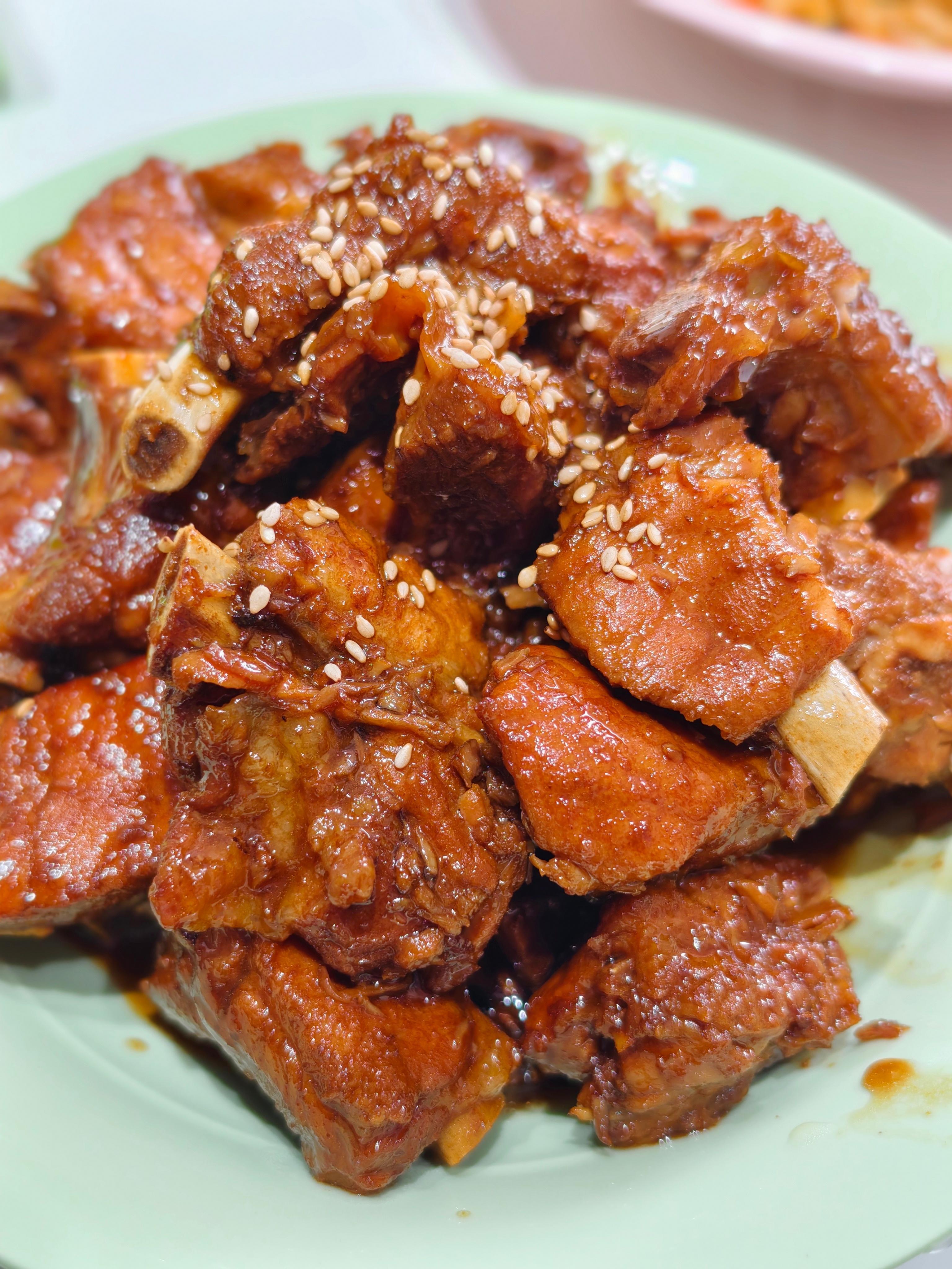 失败的作品糖醋排骨让我做成红烧排骨了。但是只要我不说做的是什么就不算失败