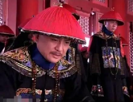 公元1724年，雍正二年。两个死人，被皇帝从坟里"挖"出来，当众定罪。