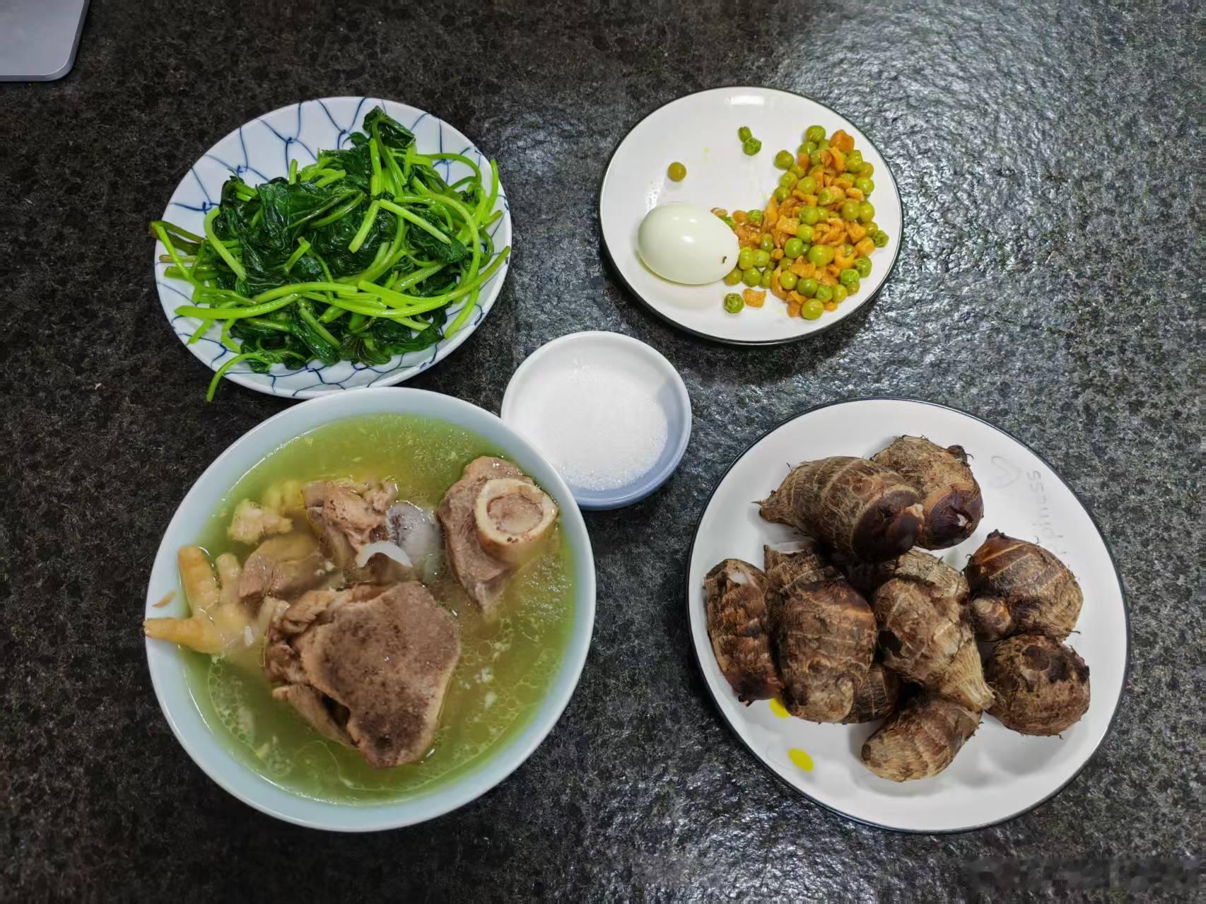 江哥早饭剩下，午饭也剩下，晚上大家一起吃江哥的剩饭。我生气说：“我每餐都准备整2