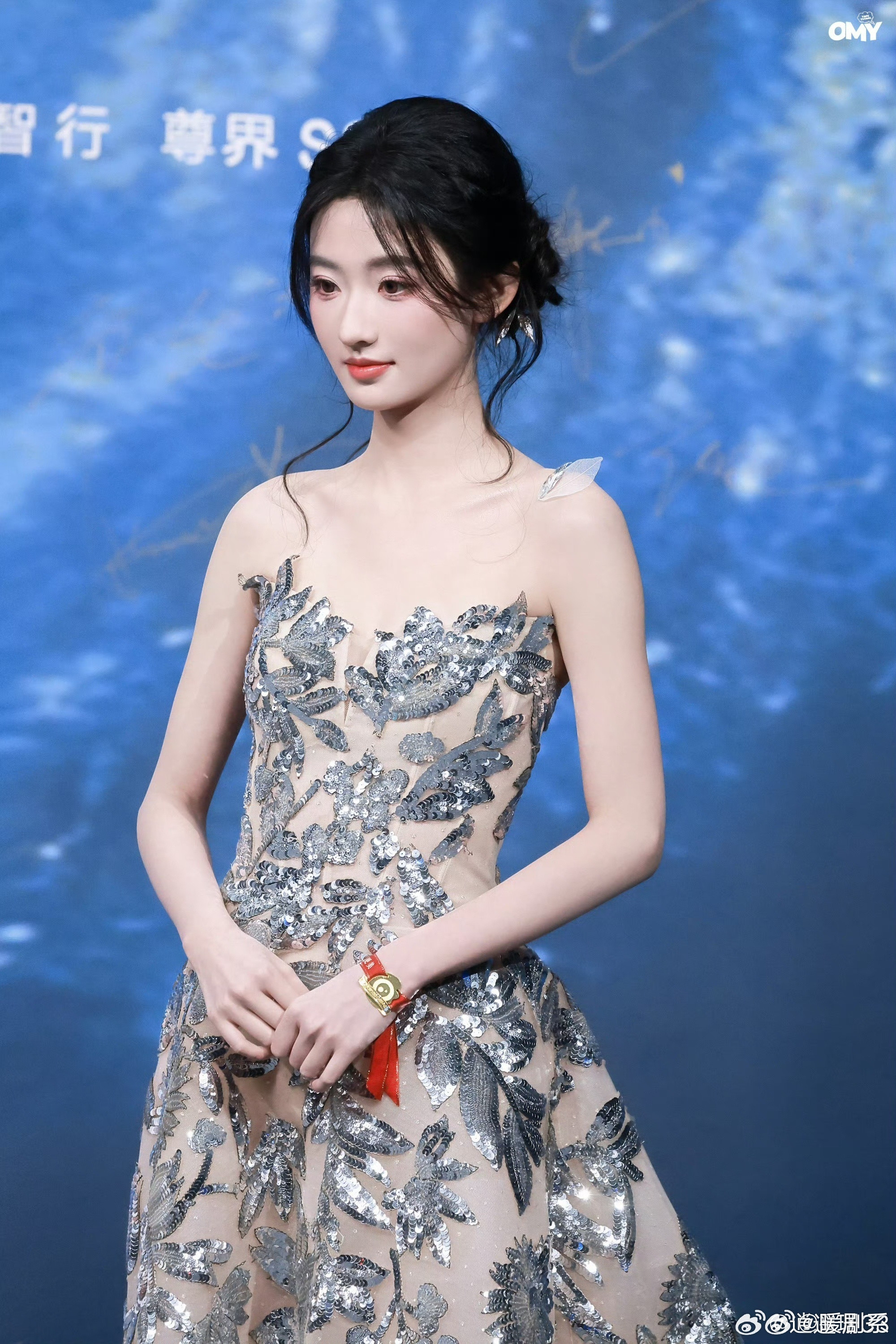 杨雨潼好薄一片易碎感和灵动感并存，这种气质真的难得。工作室确实会拍，把她的特点