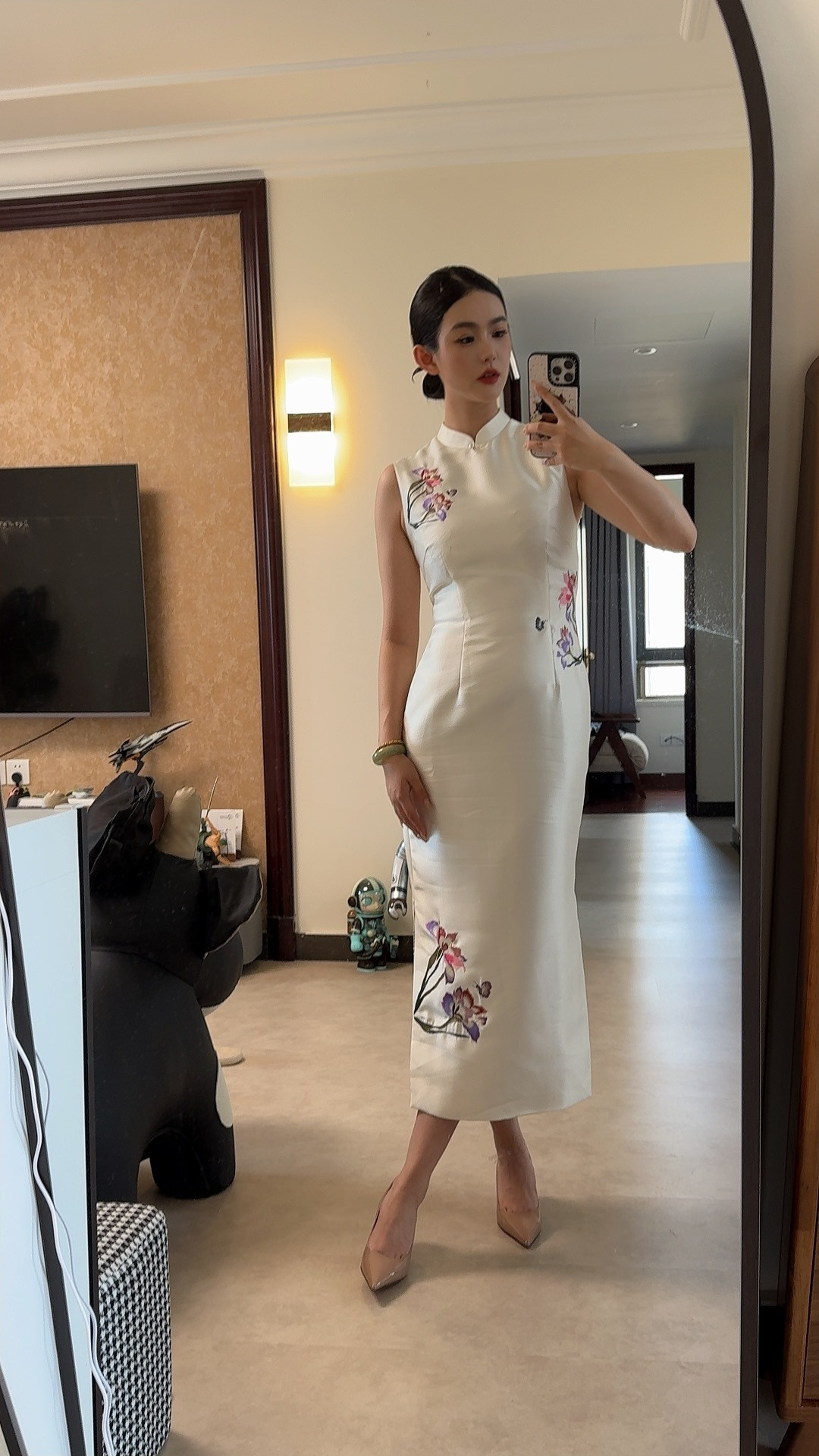 旗袍来啦！！！今天拍的车🚗是深紫色所以我就配了白色旗袍+裸色高跟鞋裸色yyds