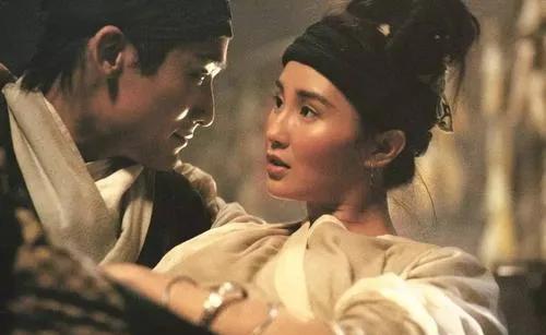 1992年《新龙门客栈》片场收工，张曼玉看着梁家辉收拾道具，想说些什么，却被他打