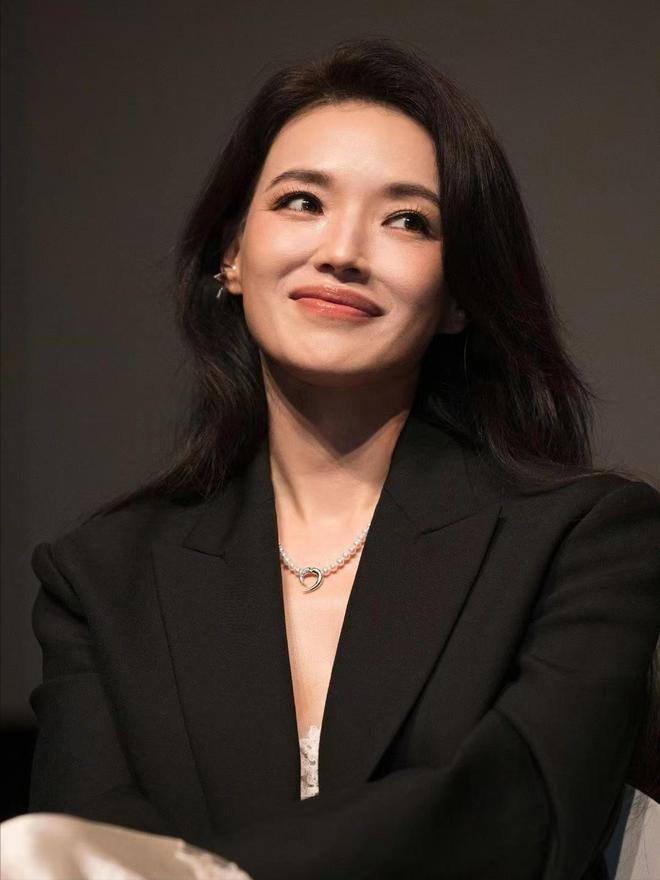 舒淇现在是最幸福的女人，估计没有人反对了吧！前一段时间，舒淇自曝很想要小孩，