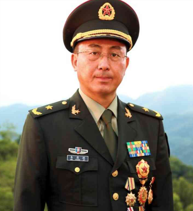 1985年，老山战场上，20岁小战士被炸伤，眼看敌人正冲过来。他丢下枪，匍匐爬去