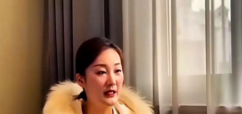 四年了，谁还敢笑大衣哥儿子朱小伟？人家现在手握电工、驾照两本证，工资卡直接上交