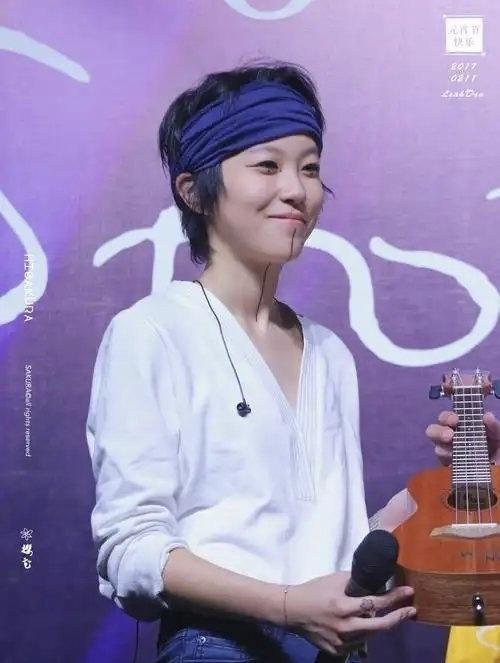 女儿辍学、纹身、搞小众音乐，换哪个妈都得急疯了。王菲呢？就一句：“你不后悔就