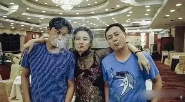 这照片，估计宋佳出十万，都想删除吧。