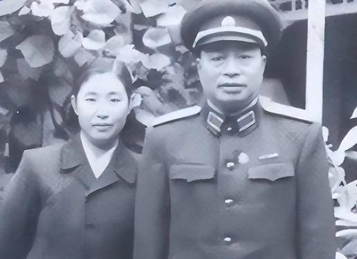 “我男人还活着？还当上大官了？”1954年，湖南乡下一处破破烂烂的小院里，49岁