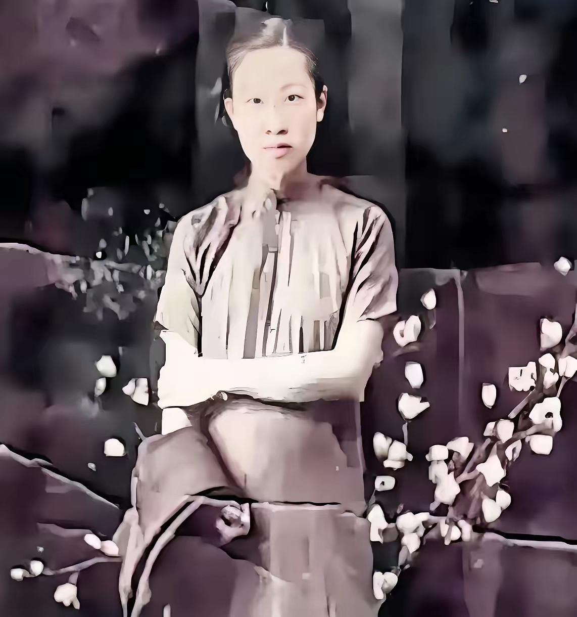 李秀英，一个二十来岁的姑娘，那天在河边被七个鬼子团团围住。鬼子们把枪扔在地上，解