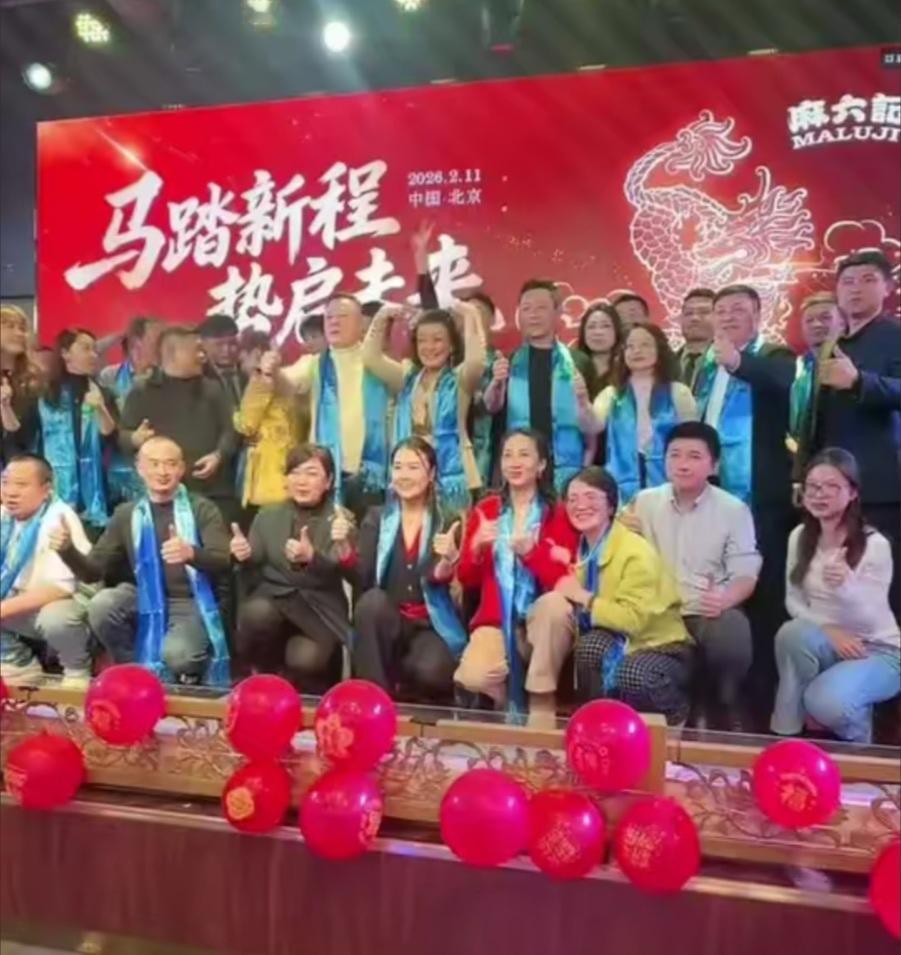 麻六记全家福来喽，张兰也在内还是那么精神抖擞。在麻六记的员工心中张兰的地位还是很