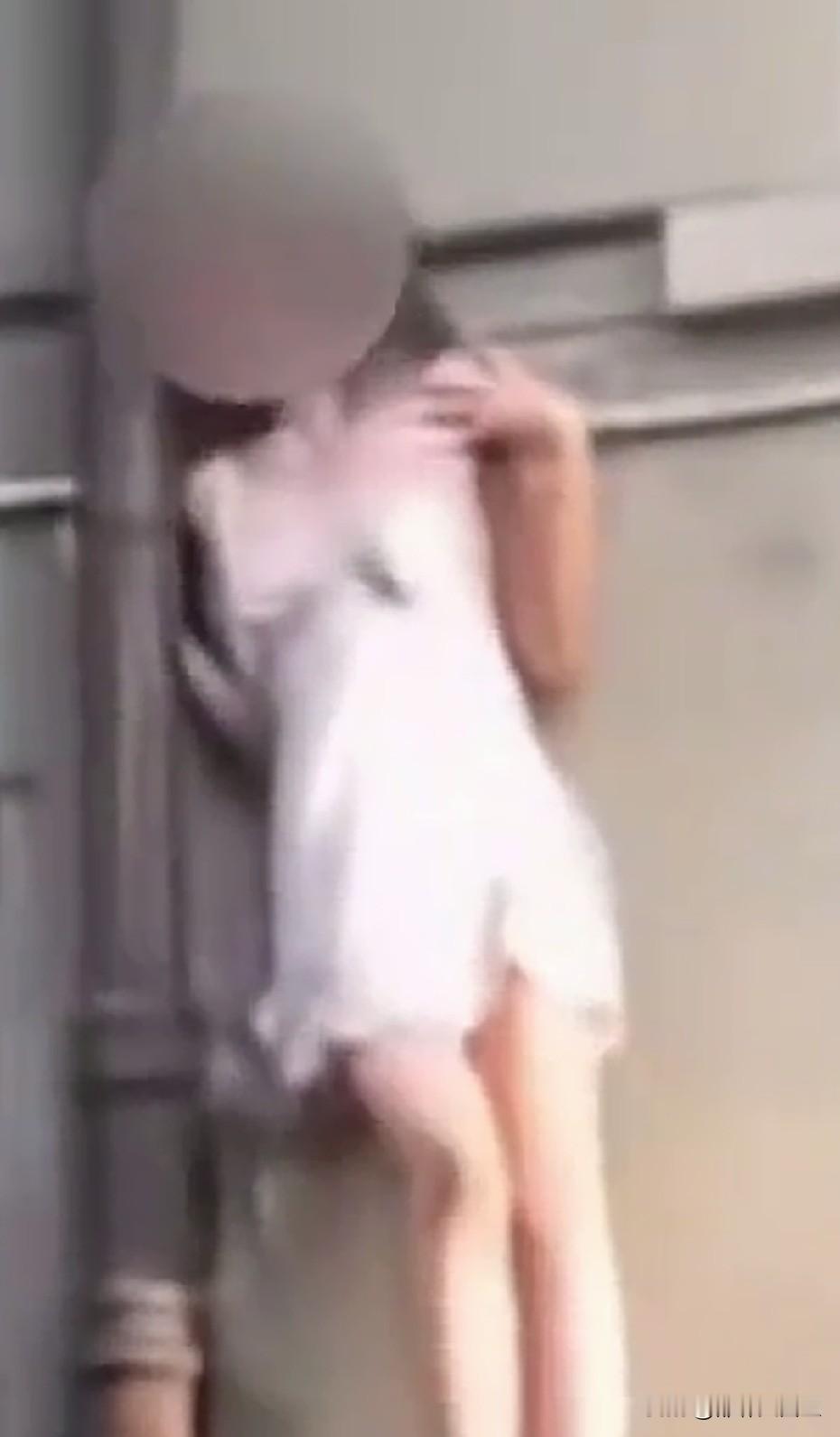 这样的女人不能做老婆！七夕情人节当天，一女子与男朋友相约在家里约会，开始两个人