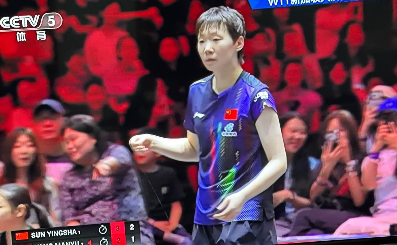 衣服抽线了，越拉越长，这样的事情竟然被王蔓昱遇到了，而且是在2026年WTT新