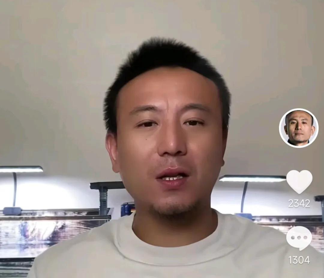 前国脚毛剑卿直言，巴西著名前锋罗纳尔多，其实有一个缺点。他在直播时表示，大罗在