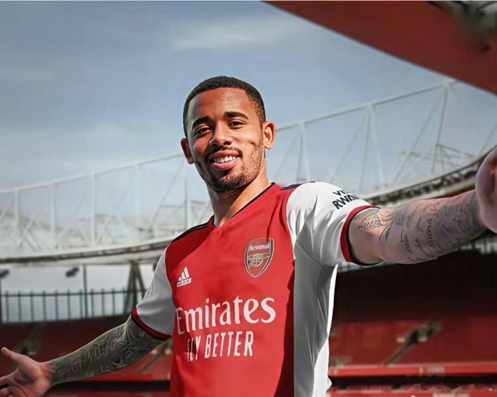 阿森纳虽然坐拥主场之利，但是面对如今的曼联，有一大劣势，没有扫荡型的后腰，卡里克