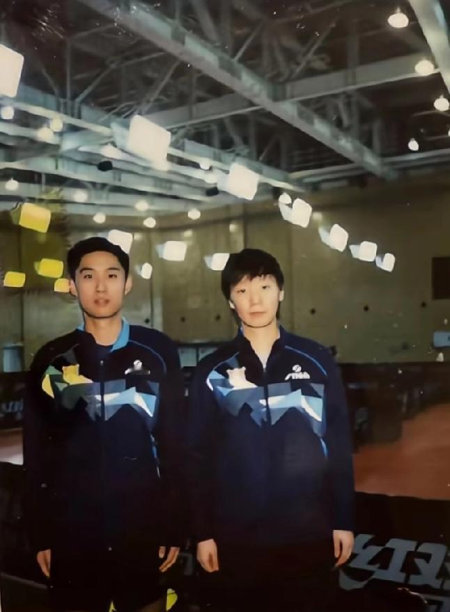 王曼昱这张拍立得也太有氛围感了！刷到王曼昱这张拍立得照片，咱昱姐往那一站也